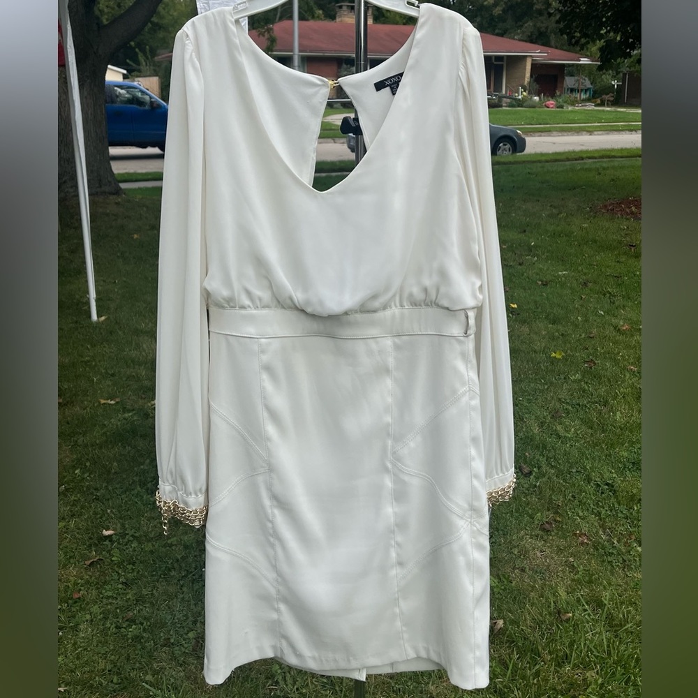 White Dress xoxo W gold accessories